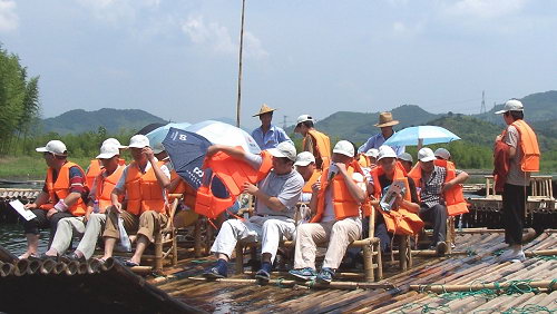 The company organizes employees to travel to Rizhao